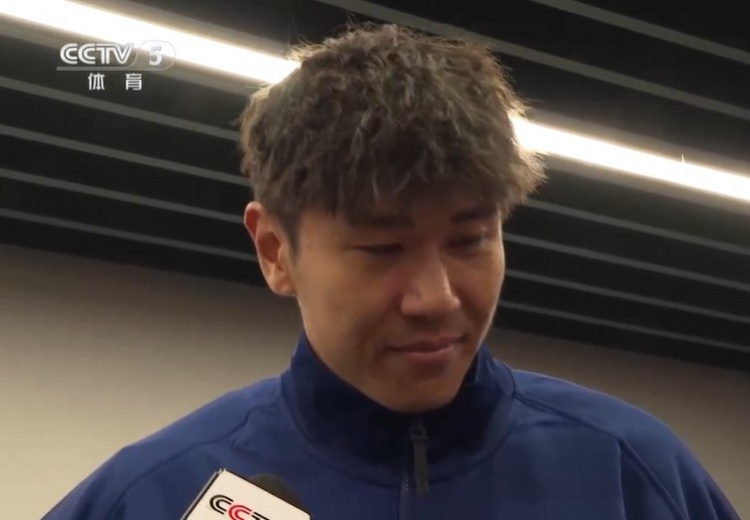 鐵漢柔情！三鎮球員劉奕鳴探望患病小球迷時哽咽