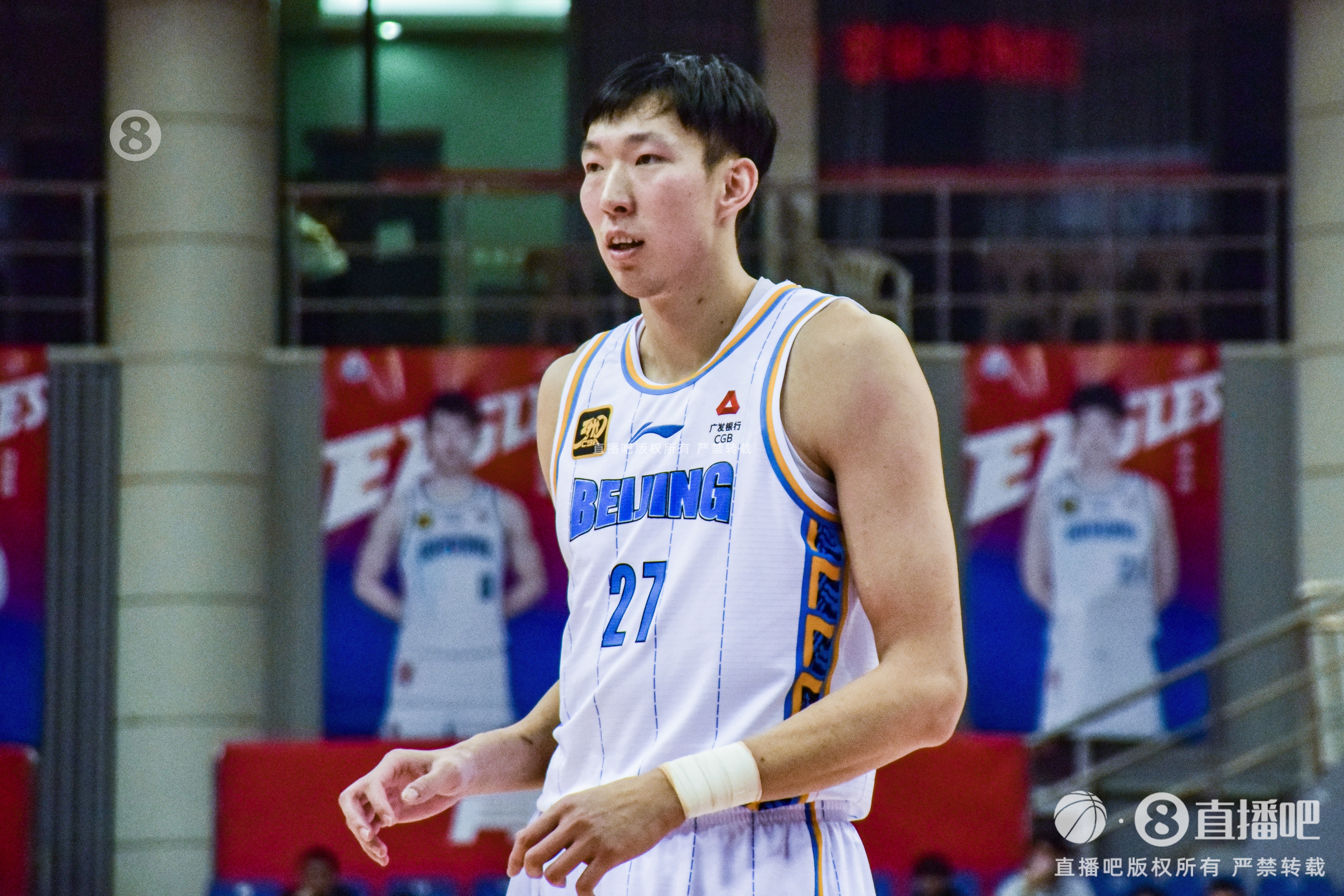 被壓制了呀！周琦各種被洛夫頓強打 6中4拿到8分13板2助