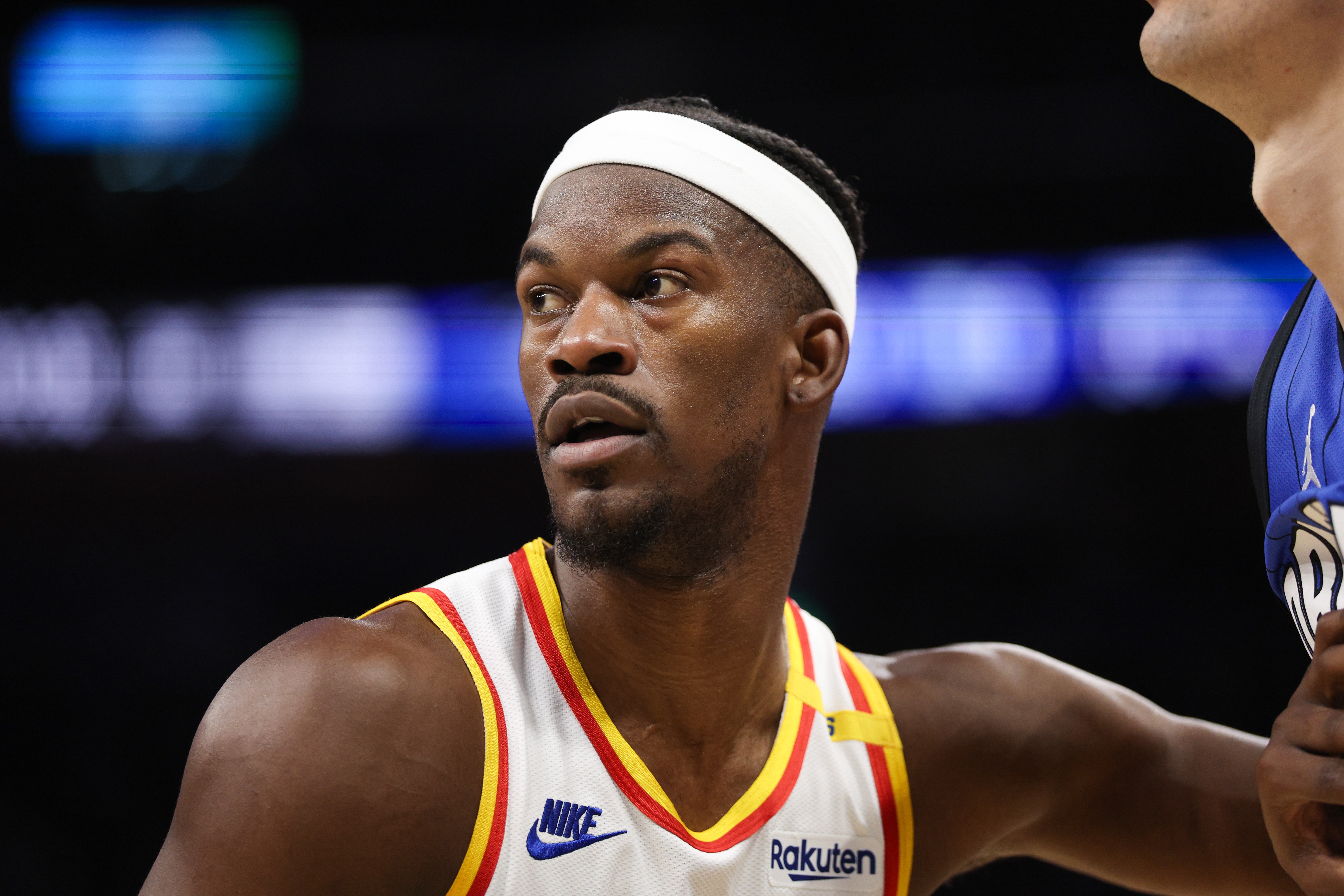 Slater：巴特勒今早投籃訓練后背部中段纏著繃帶 今日出戰成疑